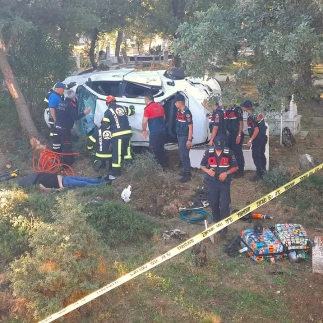 Motosiklet ile otomobil çarpıştı: 2 ölü, 1 yaralı