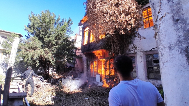 150 yıllık tarihi binadan geriye külleri kaldı