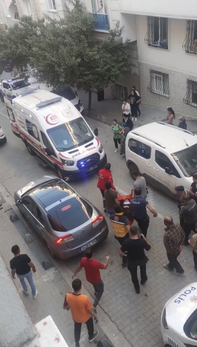 Esenyur'ta dehşet: karısını bıçakladı, elini kolunu sallayarak kaçtı!