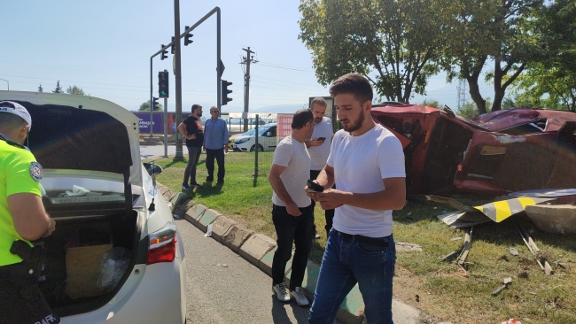 Hurdaya dönen araçtan hafif sıyrıklarla kurtuldu