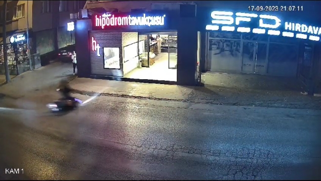 Motosikletliye çarptı! Metrelerce savruldu