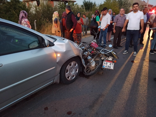 Korkutan kaza! Otomobil motosikletle çarpıştı