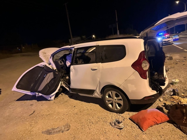 Feci kaza! Yoldan çıkarak devrildi