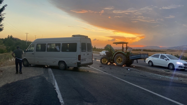 Minibüs ile traktör kafa kafaya çarpıştı