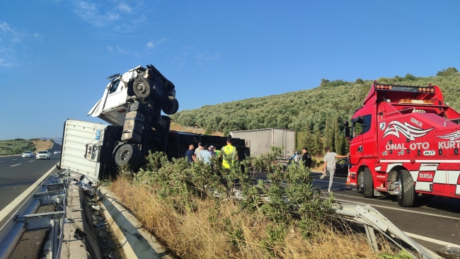 Bursa'da enerji içeceği yüklü TIR devrildi