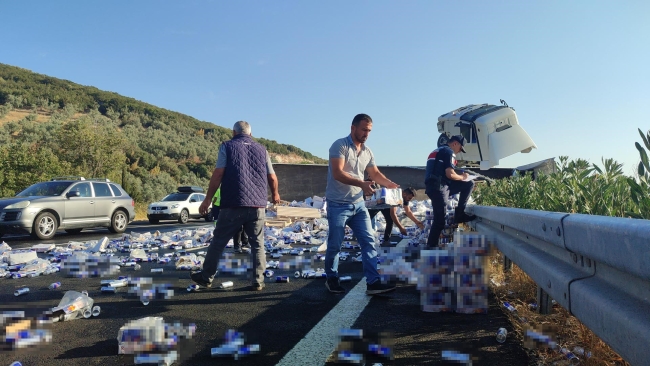Bursa'da enerji içeceği yüklü TIR devrildi