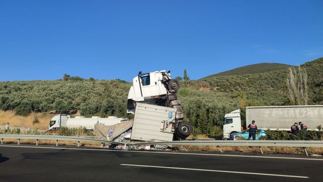 Bursa'da enerji içeceği yüklü TIR devrildi