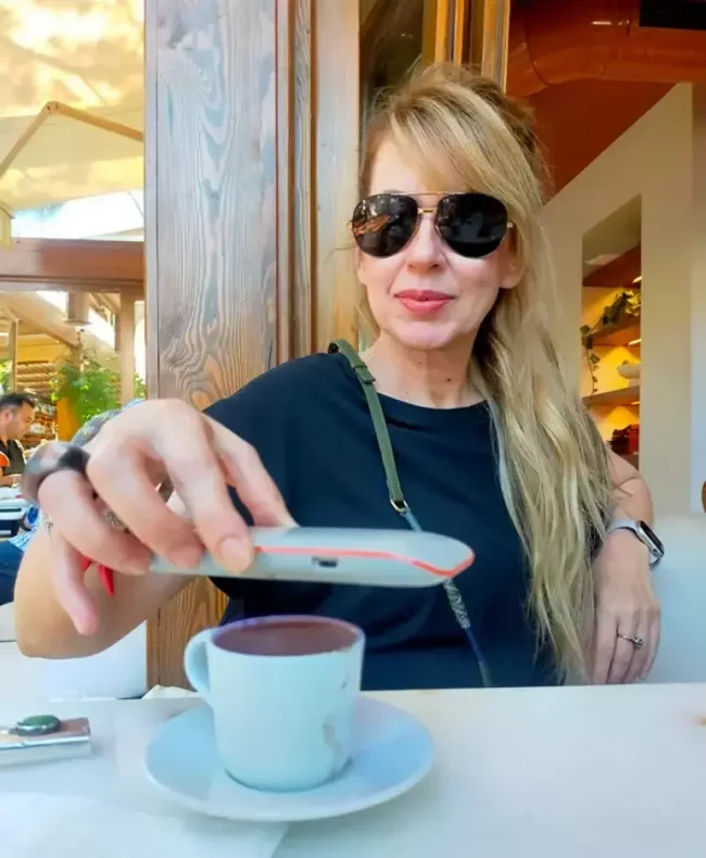 İpek Tuzcuoğlu kahvesini dezenfekte etti