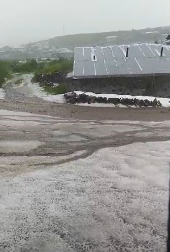 Dolu sonrası köy beyaza büründü