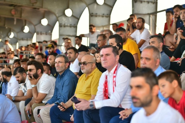 Murat Sancak ile Ahmet Cin, Pendikspor maçını taraftarla izledi