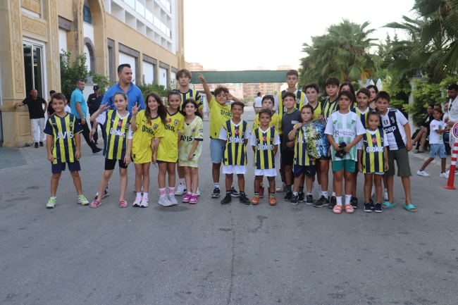 Fenerbahçe, Alanya'da meşale ve çiçeklerle karşılandı