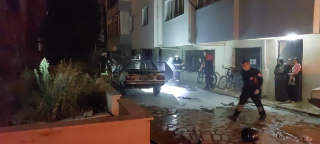 Park halindeki otomobil alevlere kapıldı