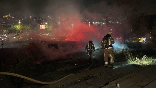 Tahta yürüyüş yolu alev alev yandı
