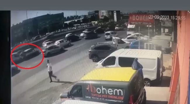Bursa'da hafif ticari araç otomobile çarptı!