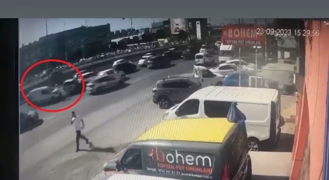 Bursa'da hafif ticari araç otomobile çarptı!