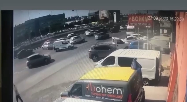 Bursa'da hafif ticari araç otomobile çarptı!