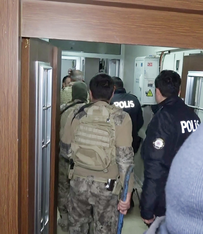 Eşinin rehin aldığı kadın ve 3 çocuğu kurtarıldı