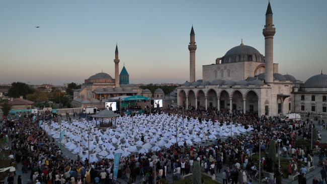 Mevlana'nın huzurunda 250 semazen aynı anda sema icra etti