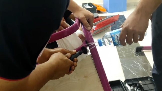 Parmağını sıraya sıkıştıran genç kızı itfaiye ekipleri kurtardı