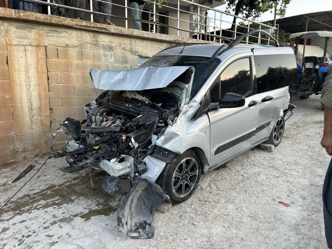 Hatay'da traktör, evin duvarını yıkıp içeri girdi!