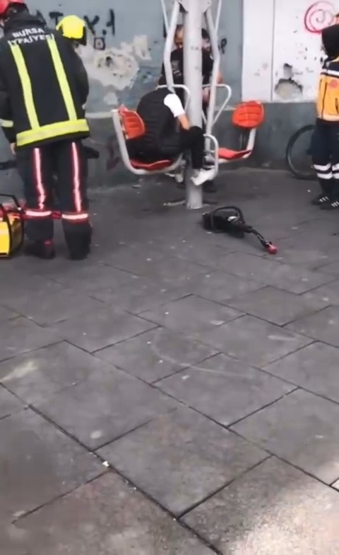 Bursa'da spor aletine sıkıştı! İtfaiye ekipleri kurtardı