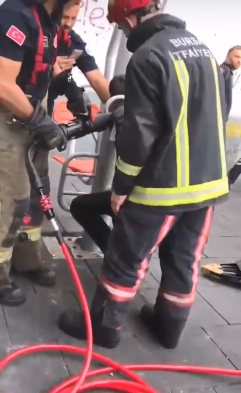 Bursa'da spor aletine sıkıştı! İtfaiye ekipleri kurtardı