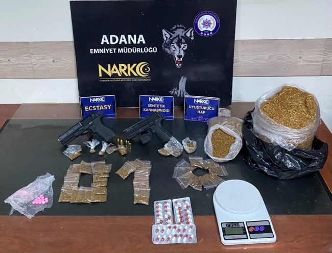 Uyuşturucu paketlerini, ağacın içine gizlemiş!
