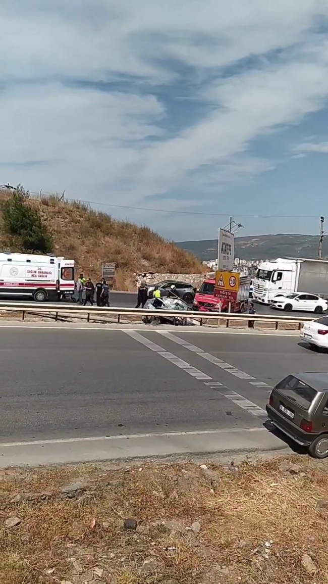 Bursa'da direksiyon hakimiyetini kaybeden otomobil refüje girdi