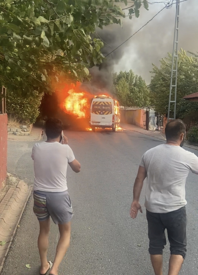 Servis minibüsü alev alev yandı
