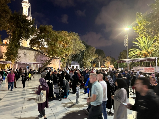 Mevlit Kandili'nde vatandaşlar Eyüpsultan Camii’ne akın etti