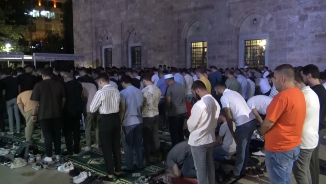 Mevlid Kandili'nde Bursalılar Ulu Cami'ye akın etti