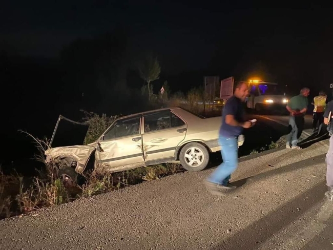 Feci kaza! Minibüsle otomobil çarpıştı