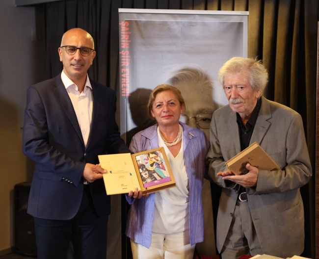 Yüksel Pazarkaya: Şiir derde derman olan merhemdir