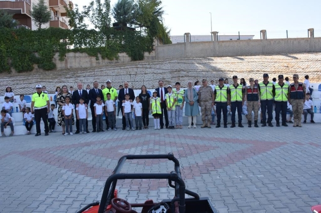 Siirt'te çocuklar trafik andı okudu