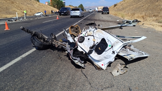 Bingöl'de otomobiller çarpıştı: 1 ölü, 2 yaralı