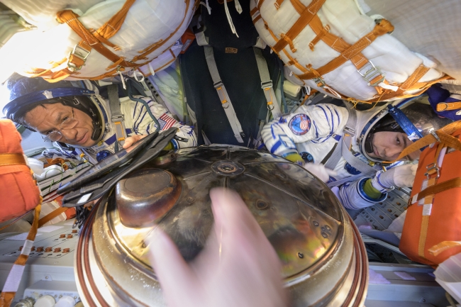 Astronot ve kozmonotlar 1 yıl sonra Dünya'ya döndü