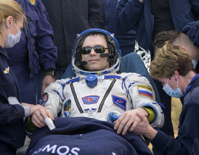 Astronot ve kozmonotlar 1 yıl sonra Dünya'ya döndü
