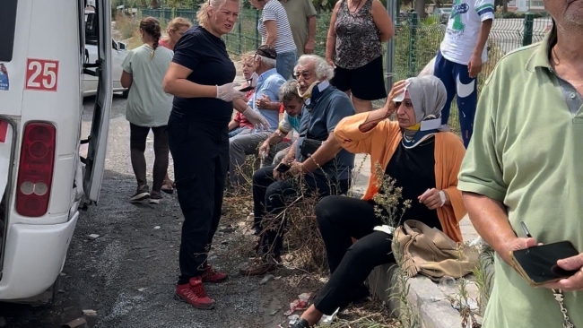 Otomobil minibüse arkadan çarptı: 6 yaralı