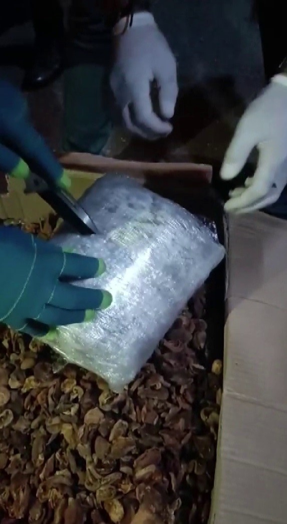 Kayısı kolisinden kilolarca uyuşturucu çıktı
