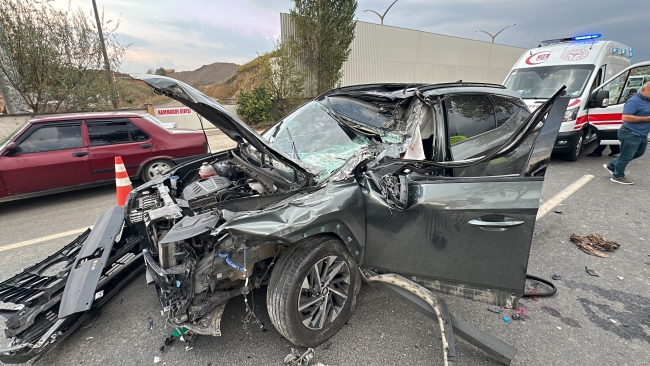 Cip, belediye işçilerini taşıyan traktöre çarptı: 6 yaralı
