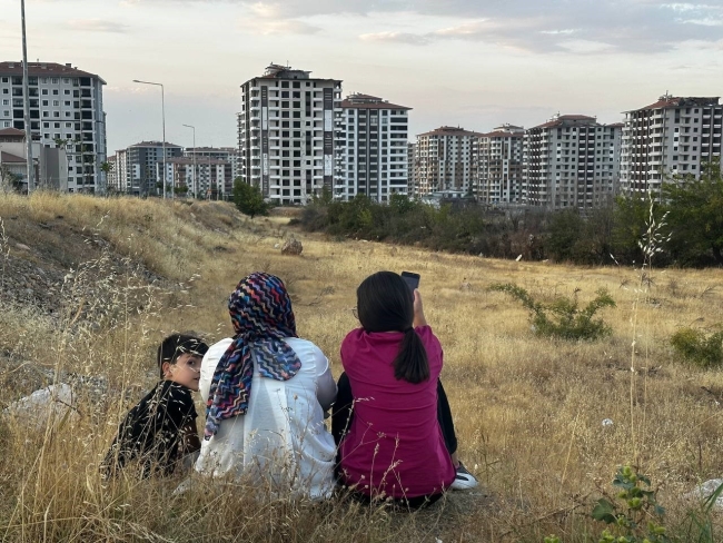Kredi çekip almışlardı! Yıkımını gözyaşları içinde izlediler