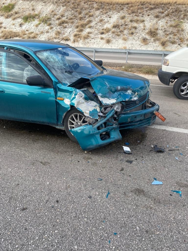 Babasının otomobilini sollamak isterken kazaya neden oldu