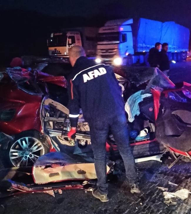 Zincirleme trafik kazası: 1 ölü, 4 yaralı