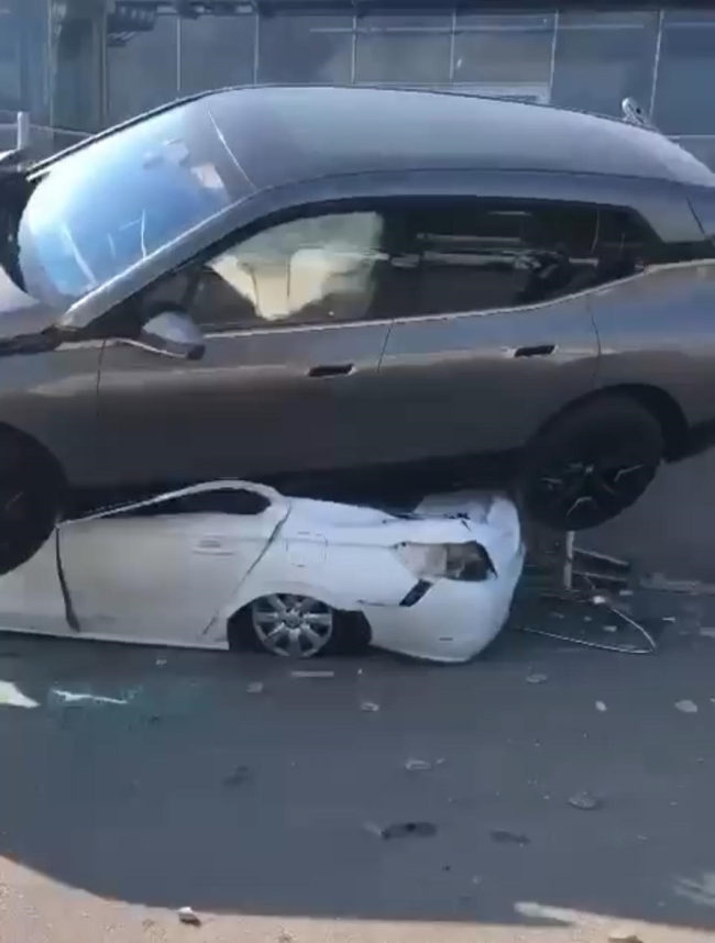 Bursa'da kontrolden çıkan cip otomobile düştü