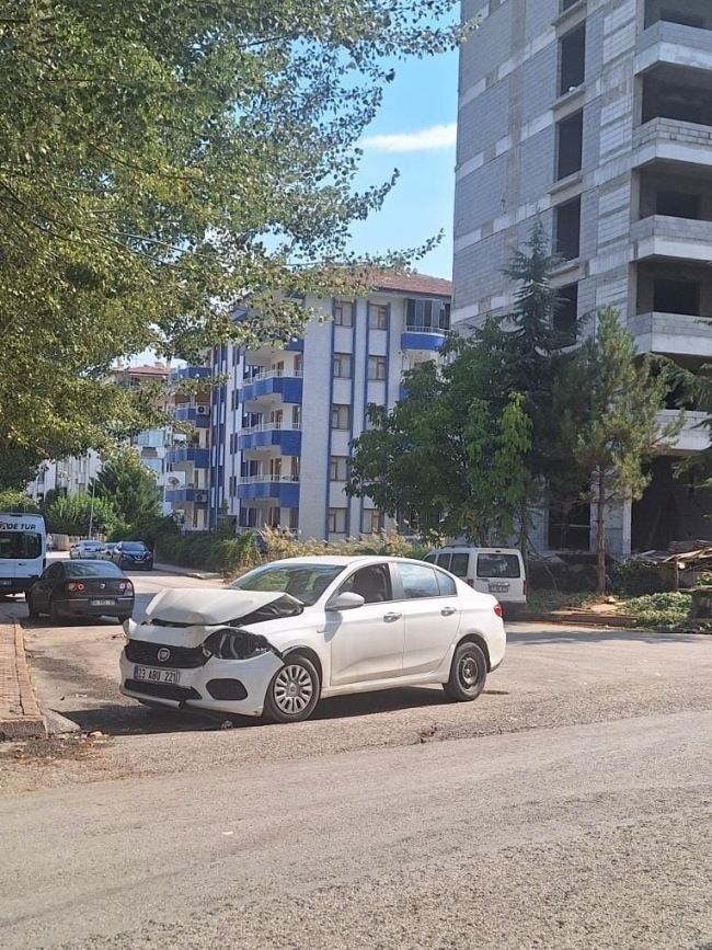 Elazığ’da iki araç çarpıştı!
