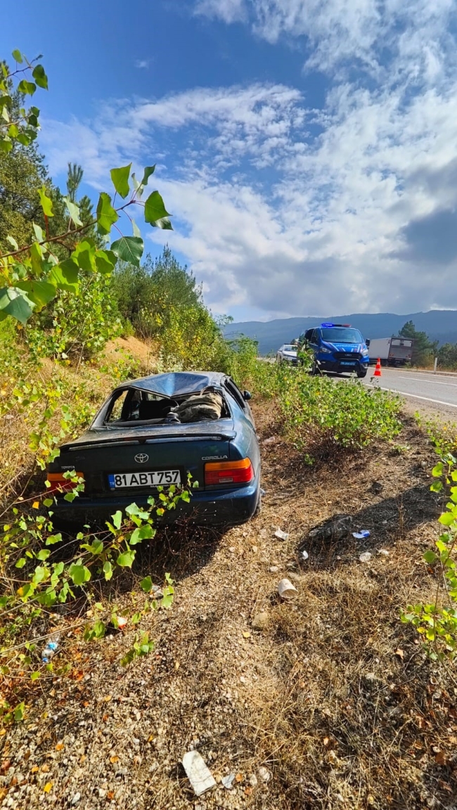 Yoldan çıkan otomobil şarampole uçtu: 3 yaralı
