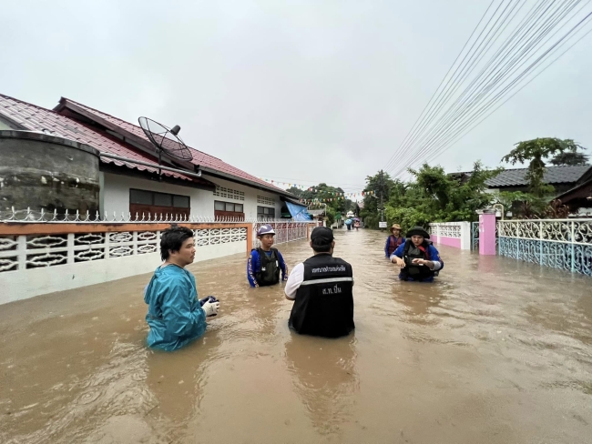 Tayland'da sel suları köprüyü yıktı
