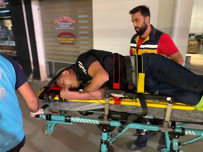 İzmir'de 'sigara izmariti' kavgasında kan aktı!