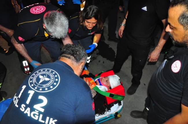 Manisa'da yolcu otobüsü üzüm bağına uçtu: 15 yaralı