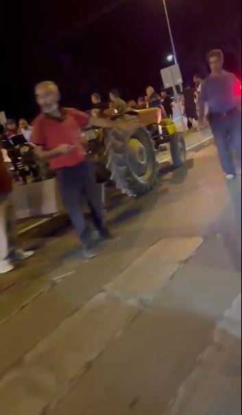 Traktör ile çarpışan motosikletli can verdi